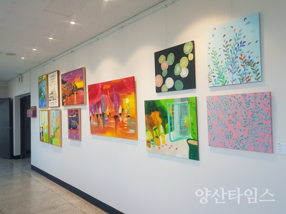 시청 본관 복도 벽면에 전시된 작품ⓒ양산타임스