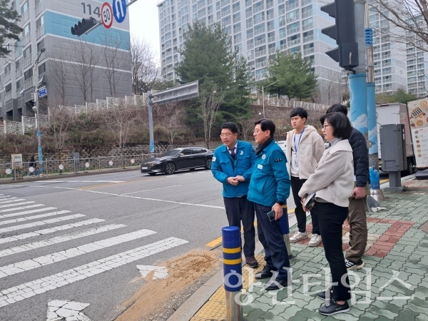 정종복 기장군수가 교차로 사망사고 발생구역을 점검하고 있다ⓒ양산타임스