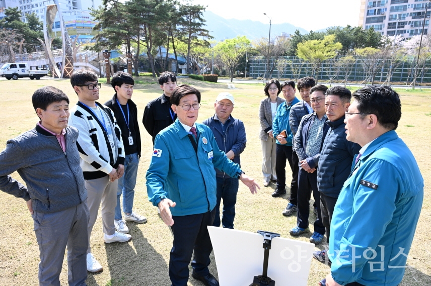 "1-3.지하저류시설이 들어설 정관 중앙공원 일원" "1-1.정종복 기장군수가 지역주민과 함께 정관 중앙공원에서 지하저류시설 설치 계획을 점검하고 있다 (2)" "1-2.정종복 기장군수가 지역주민과 함께 정관 중앙공원에서 지하저류시설 설치 계획을 점검하고 있다 (2).jpg" ⓒ양산타임스