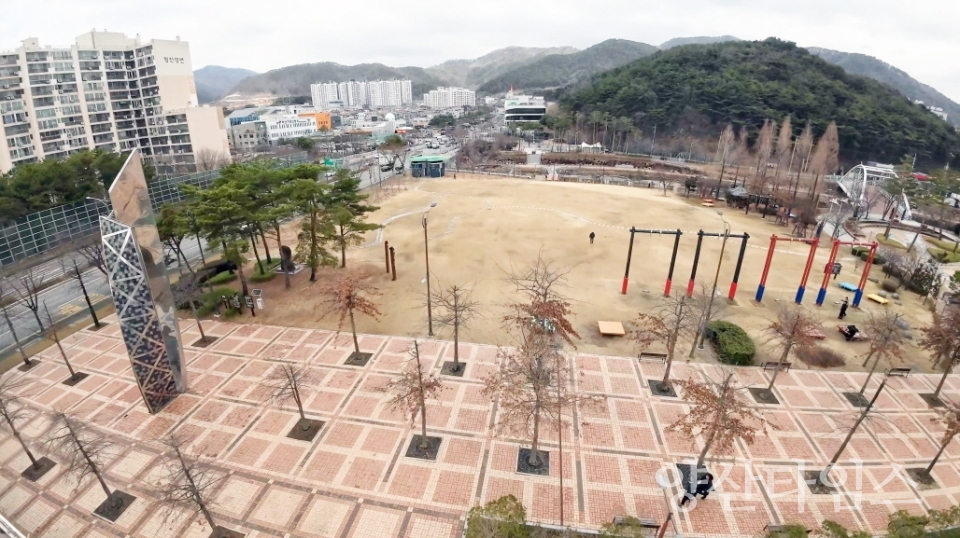 "1-3.지하저류시설이 들어설 정관 중앙공원 일원" "1-1.정종복 기장군수가 지역주민과 함께 정관 중앙공원에서 지하저류시설 설치 계획을 점검하고 있다 (2)" "1-2.정종복 기장군수가 지역주민과 함께 정관 중앙공원에서 지하저류시설 설치 계획을 점검하고 있다 (2).jpg" ⓒ양산타임스