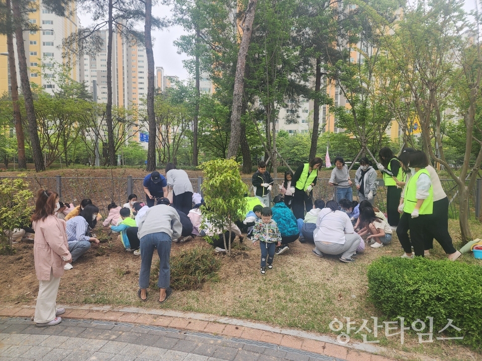 물금읍 양우내안애2차 나무심기ⓒ양산타임스