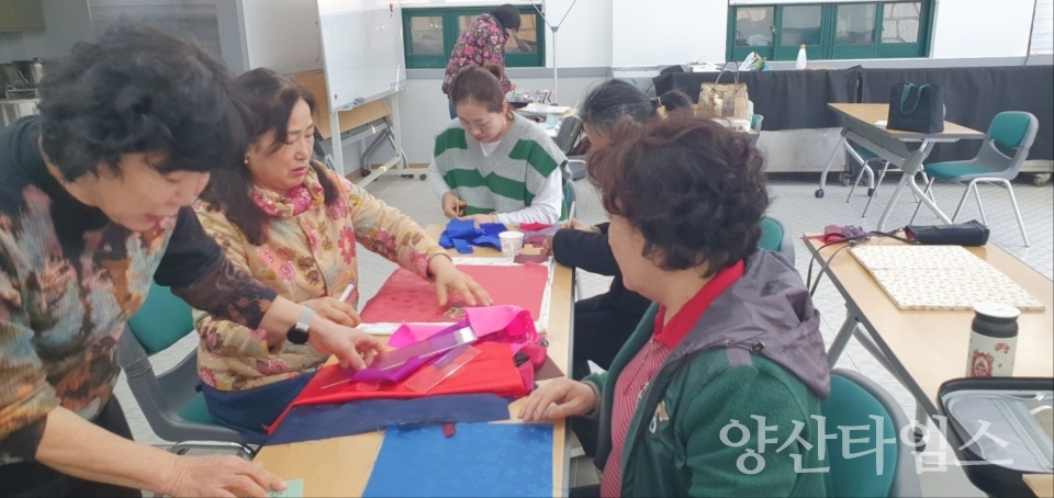"4-2.차성규방공예연구회 회원들이 다문화가정에 전달한 수제 바늘꽂이을 제작하고 있다" "4-1.기장군 차성규방공예연구회가 다문화가정에 수제 바늘꽂이를 기부했다" ⓒ양산타임스