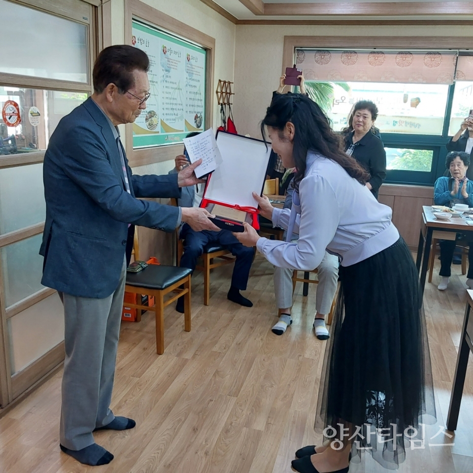 덕계동 경로실천 감사패ⓒ양산타임스