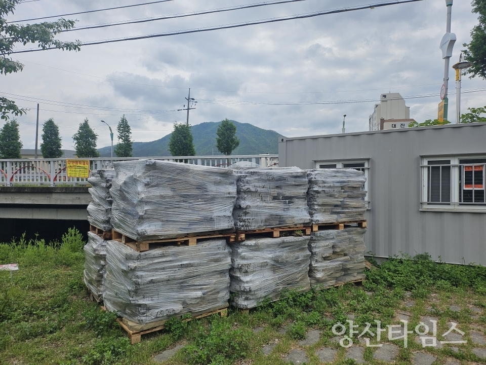"오리소공원 디딤돌 철거후 적재" "오리소공원 디딤돌 철거전" ⓒ양산타임스