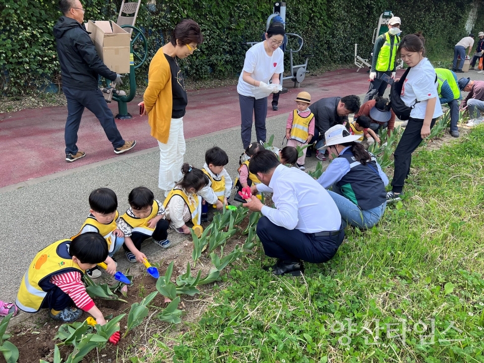 덕계동 회야강 산책로 튤립 분양ⓒ양산타임스