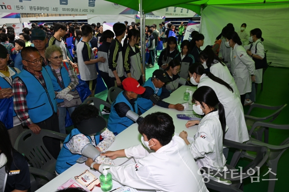 고리원전 인접 주민 및 학생 1000여명이 참여해 방사능 누출 사고 대비 실제 소개 훈련 실시했다. ⓒ양산타임스