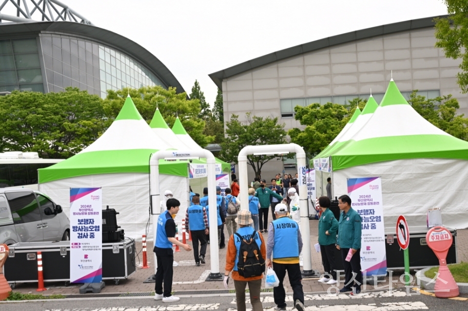 고리원전 인접 주민 및 학생 1000여명이 참여해 방사능 누출 사고 대비 실제 소개 훈련 실시했다. ⓒ양산타임스