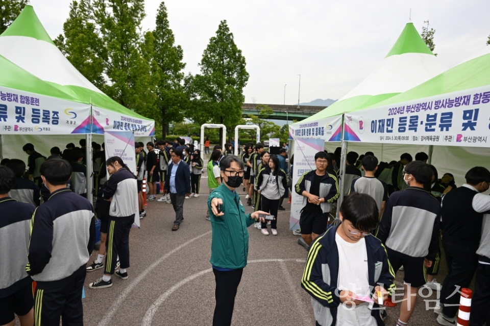 고리원전 인접 주민 및 학생 1000여명이 참여해 방사능 누출 사고 대비 실제 소개 훈련 실시했다. ⓒ양산타임스
