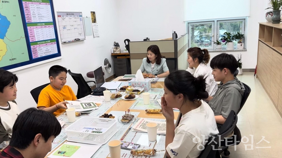 웅상출장소 방문한 백동초 학생들ⓒ양산타임스