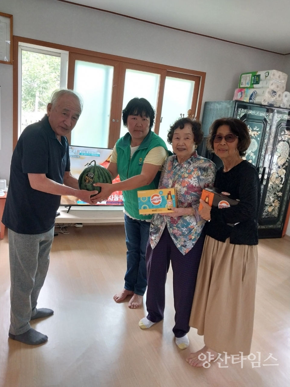 평산동새마을부녀회 경로당 수박 전달ⓒ양산타임스