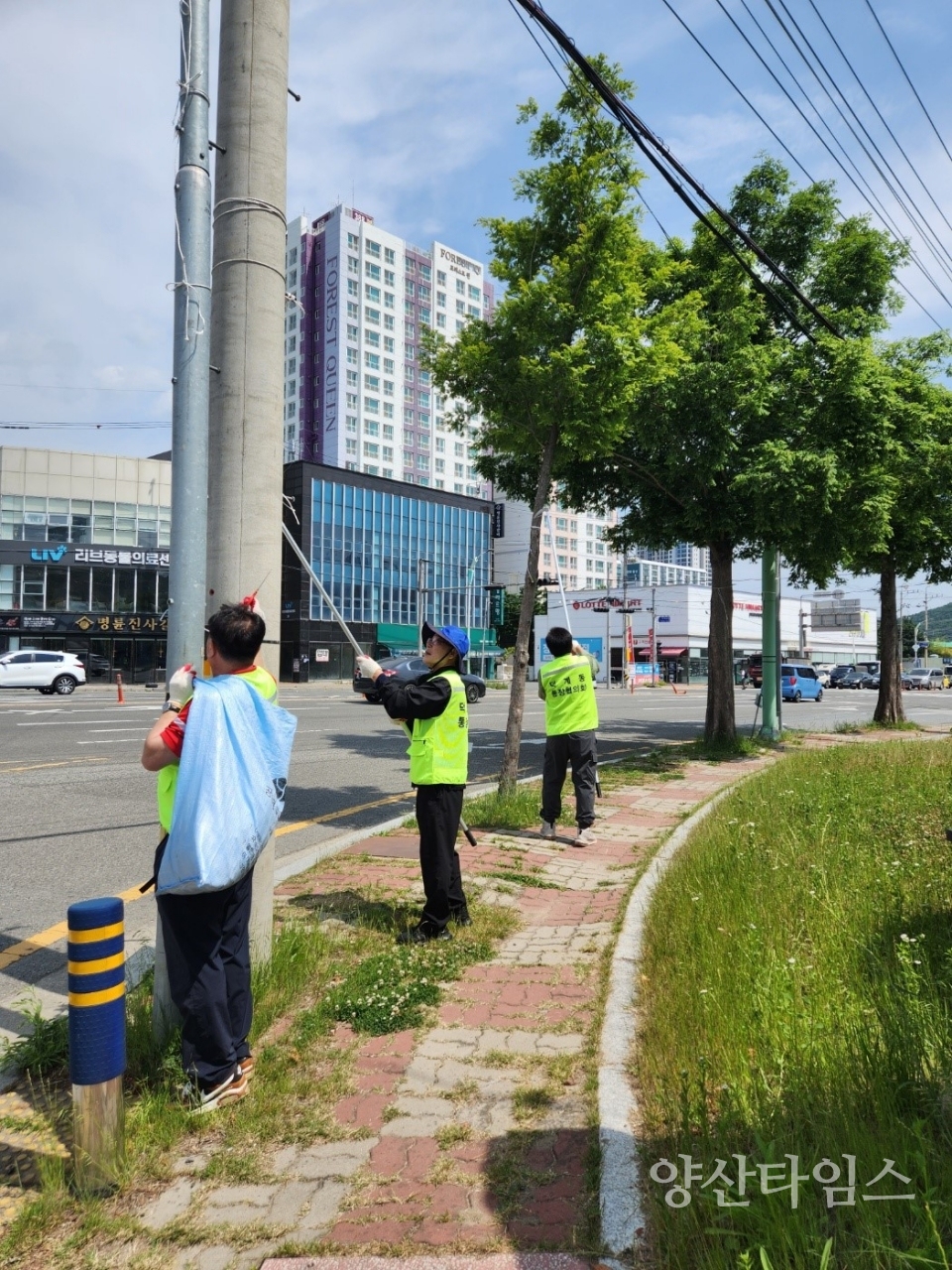 "덕계동 민관 합동 국토대청소" "덕계동 민관 합동 국토대청소(꽃식재)" "덕계동 민관 합동 국토대청소(불법 광고물 흔적 정비)" ⓒ양산타임스