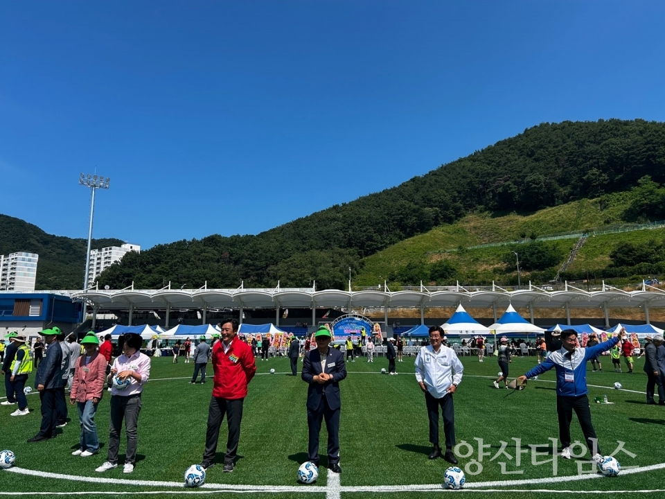 "1-3.스포츠힐링파크 전경사진(전체)" "1-1.정종복 기장군수(우측 4번째)와 정동만 국회의원(우측 5번째) 등이 참석한 가운데 개장행사(커팅식)를 진행하고 있다" "1-2.정종복 기장군수(우측 2번째)와 정동만 국회의원(우측 4번째) 등이 참석한 가운데 개장행사(시축행사)을 진행하고 있다" ⓒ양산타임스