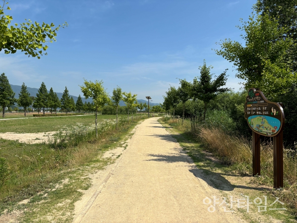 황산공원 강변 마사토 산책로ⓒ양산타임스