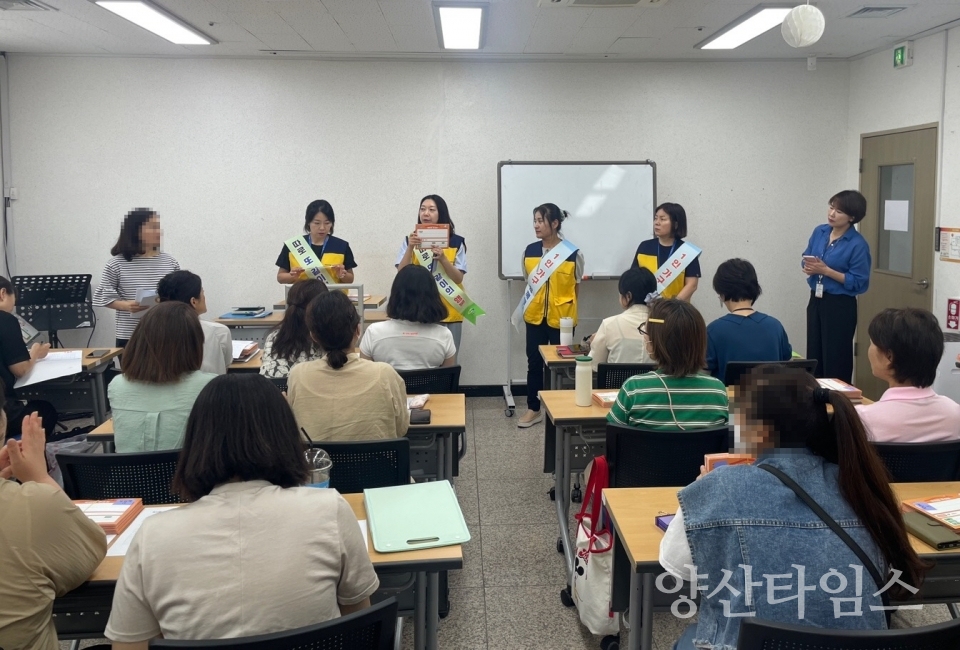 기장군지역사회보장협의체 위원이 기장군노인복지관에서 도로명주소 SOS 스티커를 안내하고 있다ⓒ양산타임스