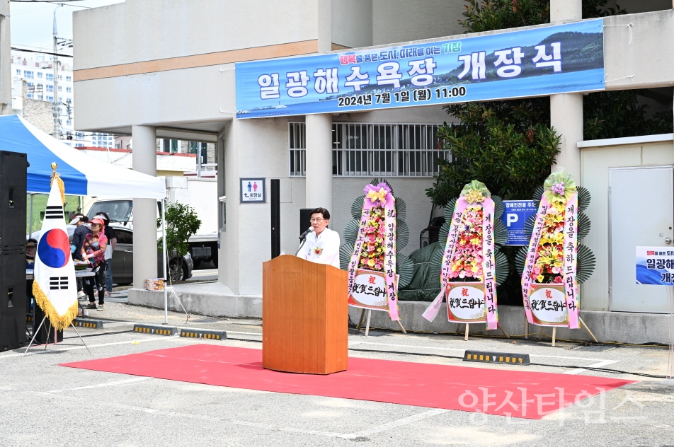 "2-2.정종복 기장군수(우측 5번째)가 임랑해수욕장 개장행사를 진행하고 있다" "2-1.정종복 기장군수가 일광해수욕장 개장행사를 진행하고 있다 " ⓒ양산타임스