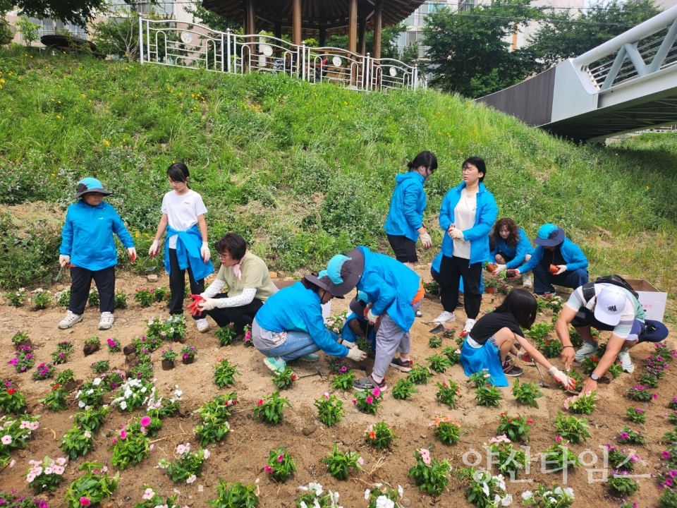 회야강 청소년 탐사대 꽃심기ⓒ양산타임스