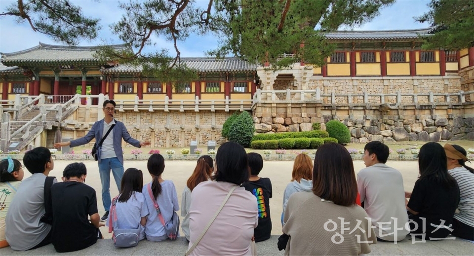 행사 참여자들이 경주일원의 문화 유적지를 답사하면서 전문해설사의 설명을 듣고 있다.ⓒ양산타임스