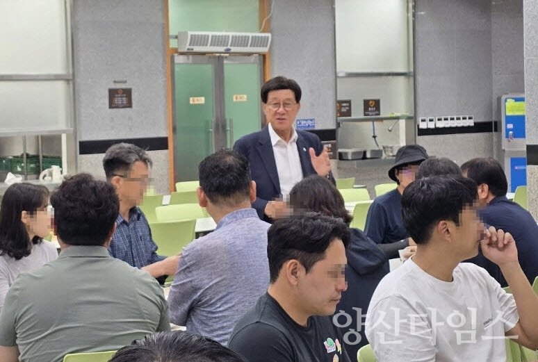 정종복 기장군수가 산청군 청렴교육 현장에 참여해 직원들과 소통하고 있다.ⓒ양산타임스