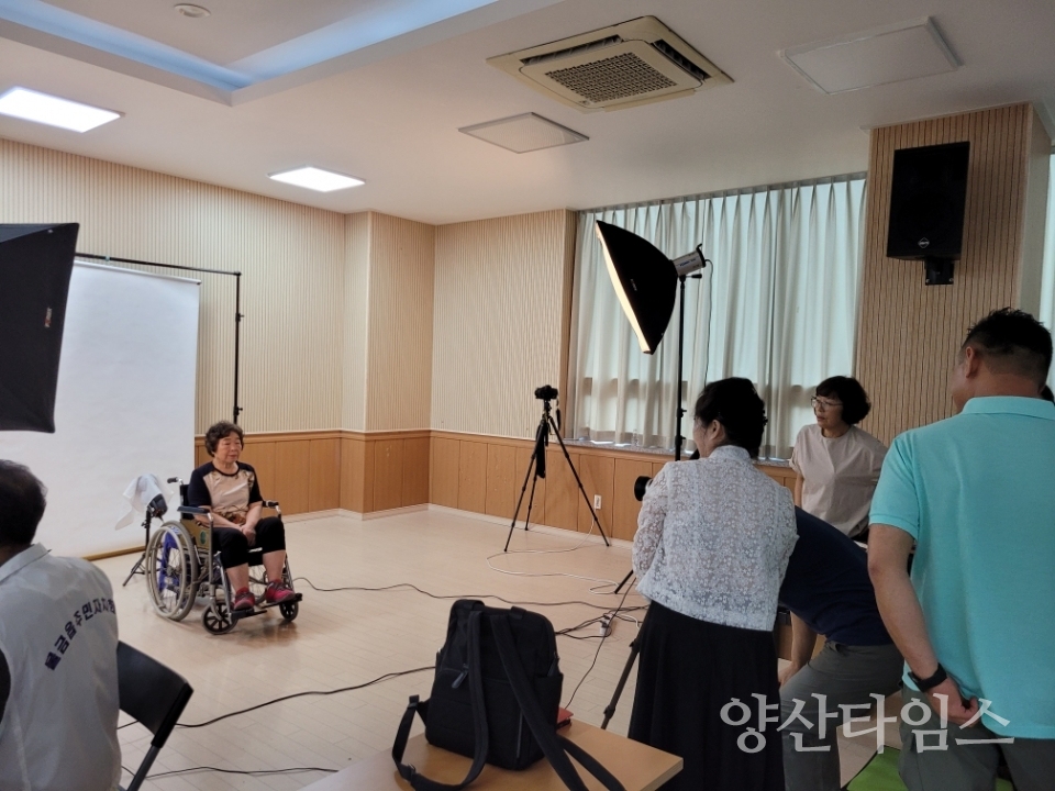 물금읍주민자치회_어르신 장수사진 촬영ⓒ양산타임스