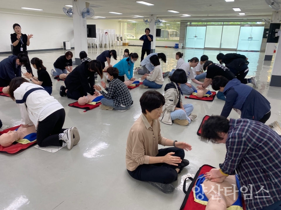 "2-2.기장군보건소가 지역 주민들을 대상으로 찾아가는 심폐소생술 교육을 진행하고 있다" "2-1.기장군보건소가 지역 주민들을 대상으로 찾아가는 심폐소생술 교육을 진행하고 있다" ⓒ양산타임스