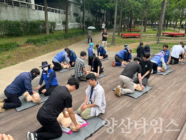 "2-2.기장군보건소가 지역 주민들을 대상으로 찾아가는 심폐소생술 교육을 진행하고 있다" "2-1.기장군보건소가 지역 주민들을 대상으로 찾아가는 심폐소생술 교육을 진행하고 있다" ⓒ양산타임스
