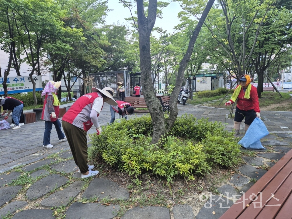 평산동 주민자치회 방역소독 및 환경정비ⓒ양산타임스