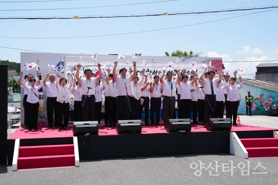 "2-2.이번 행사에서 처음 도입된 캘리그라피 퍼포먼스" "2-1.장안읍에서 제105주년 4·9 좌천시장 만세운동 및 제79주년 광복절 기념행사를 진행하고 있다" ⓒ양산타임스