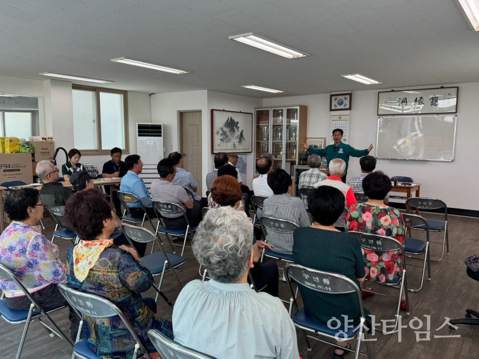 정관읍이 정관동일스위트 2차 아파트에서 현장방문 행사을 진행하고 있다ⓒ양산타임스
