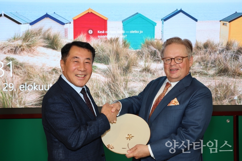 "4.양산시 북유럽 경제교류단 일행" "1.나동연 양산시장(왼쪽)과 유하나 바르티아이넨 시장" "2.두 도시간 우호증진의 자리" "3.박창현 양산상공회의소 회장(왼쪽)과 나동연 양산시장, 유하나 시장" ⓒ양산타임스
