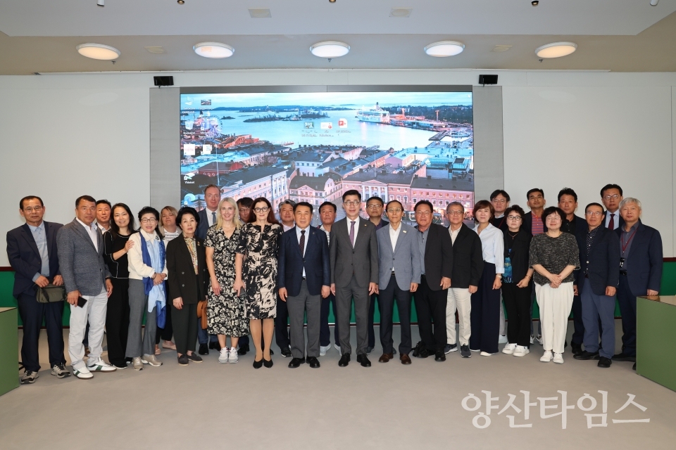 "4.양산시 북유럽 경제교류단 일행" "1.나동연 양산시장(왼쪽)과 유하나 바르티아이넨 시장" "2.두 도시간 우호증진의 자리" "3.박창현 양산상공회의소 회장(왼쪽)과 나동연 양산시장, 유하나 시장" ⓒ양산타임스