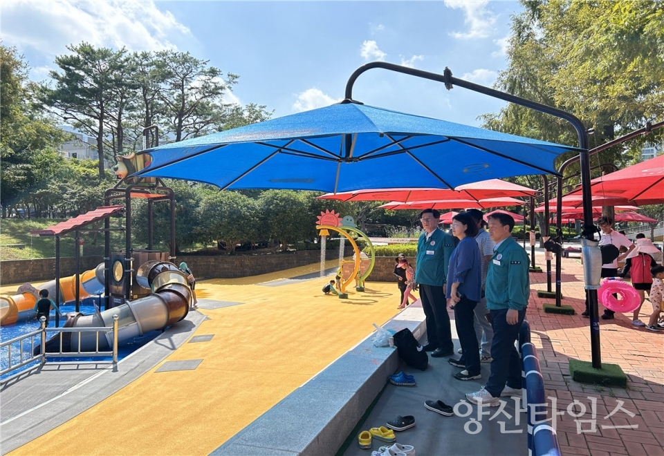 정종복 기장군수(좌측 첫번째)가 정관 윗골공원 물놀이장에서 안점 점검을 하고 있다ⓒ양산타임스