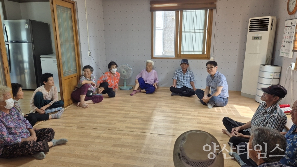 추석명절 맞이 경로당 순회방문을 하고 있는 남신우 동면장ⓒ양산타임스