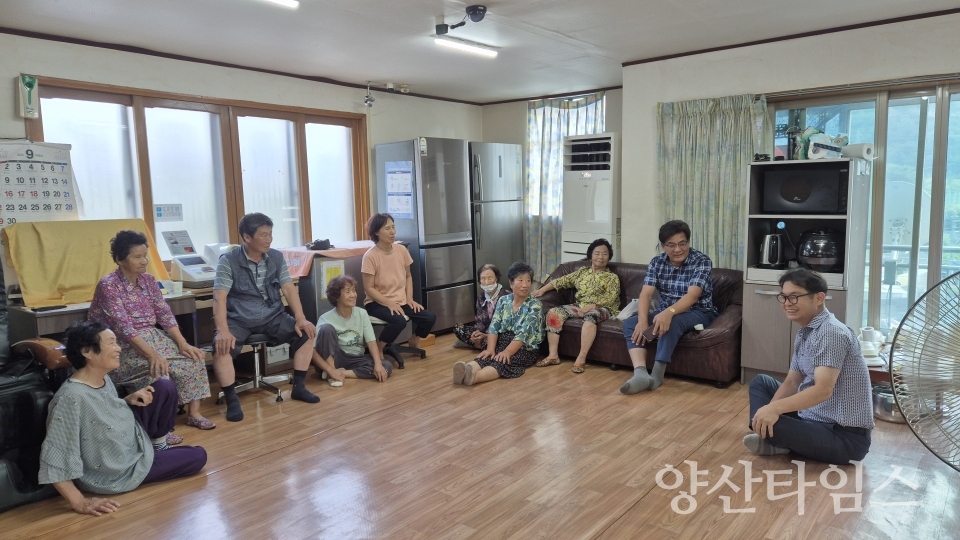 추석명절 맞이 경로당 순회방문을 하고 있는 남신우 동면장ⓒ양산타임스