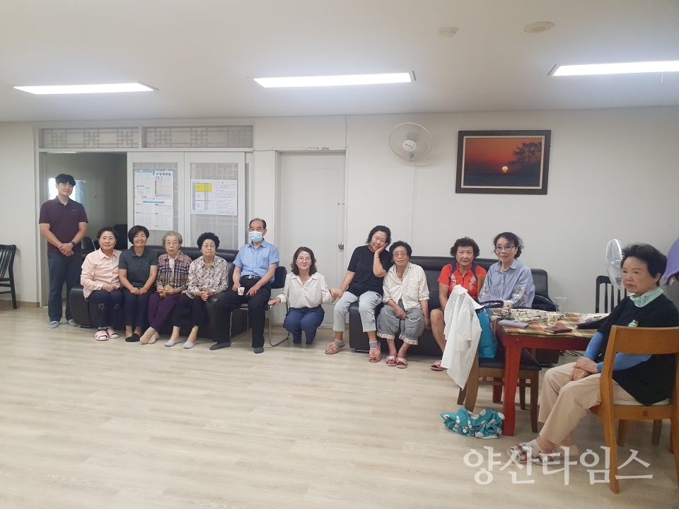 추석을 앞두고 관내 12개소 경로당을 방문한 오수현 양주동장ⓒ양산타임스
