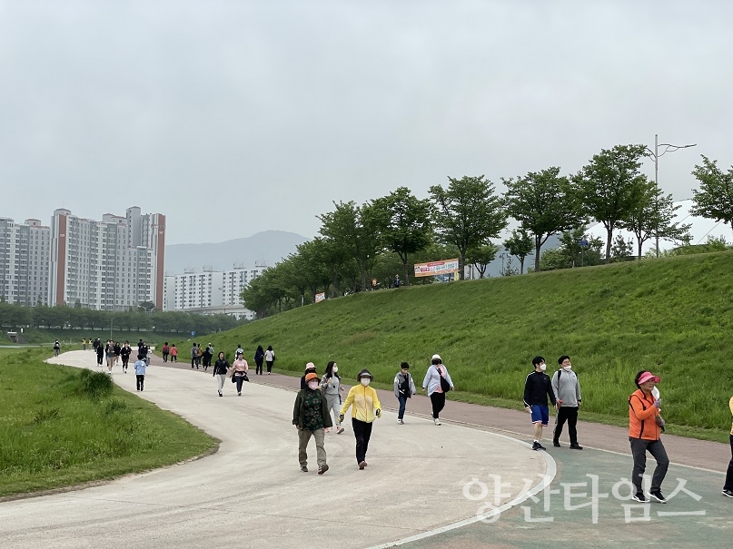 산천 둔치 일원을 걷고 있는 시민들ⓒ양산타임스