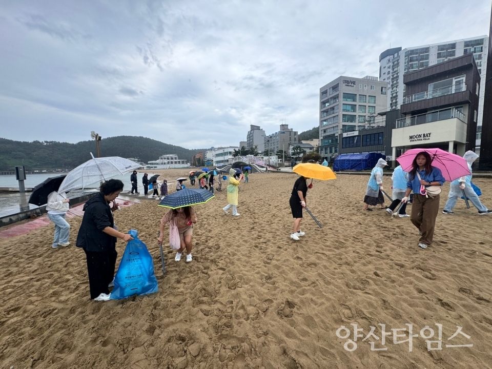 기장군이 지난 11일 일광해수욕장 일원에서 사회복지사협회 기장군지회 회원들과 함께 추석맞이 환경정비 캠페인을 진행했다ⓒ양산타임스