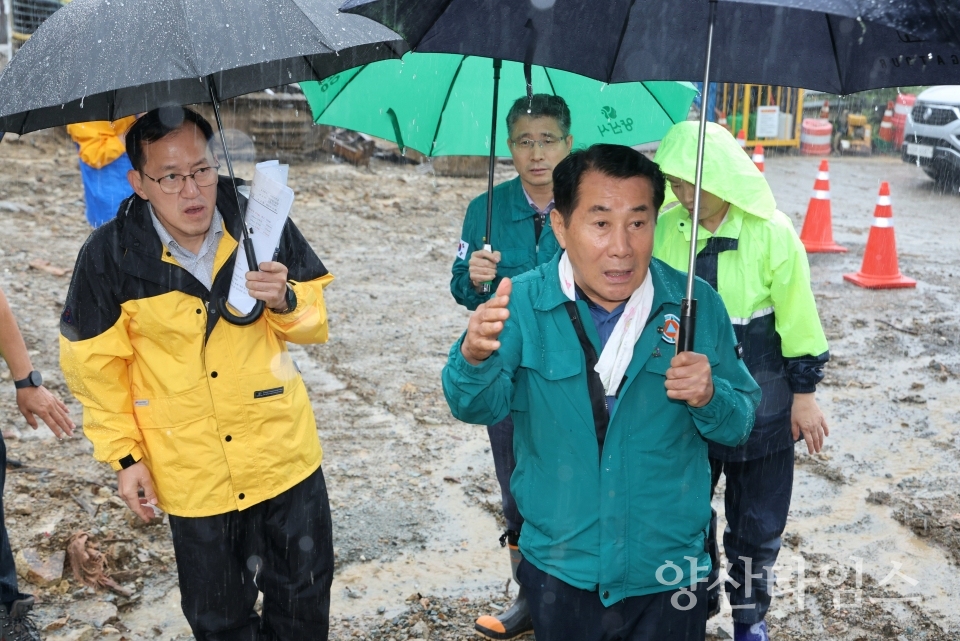 "양산시장 재해취약지 현장점검_석계산단2" "양산시장 재해취약지 현장점검_물금읍 소재 공동주택단지1" "양산시장 재해취약지 현장점검_물금읍 소재 공동주택단지2" "양산시장 재해취약지 현장점검_석계산단1" ⓒ양산타임스
