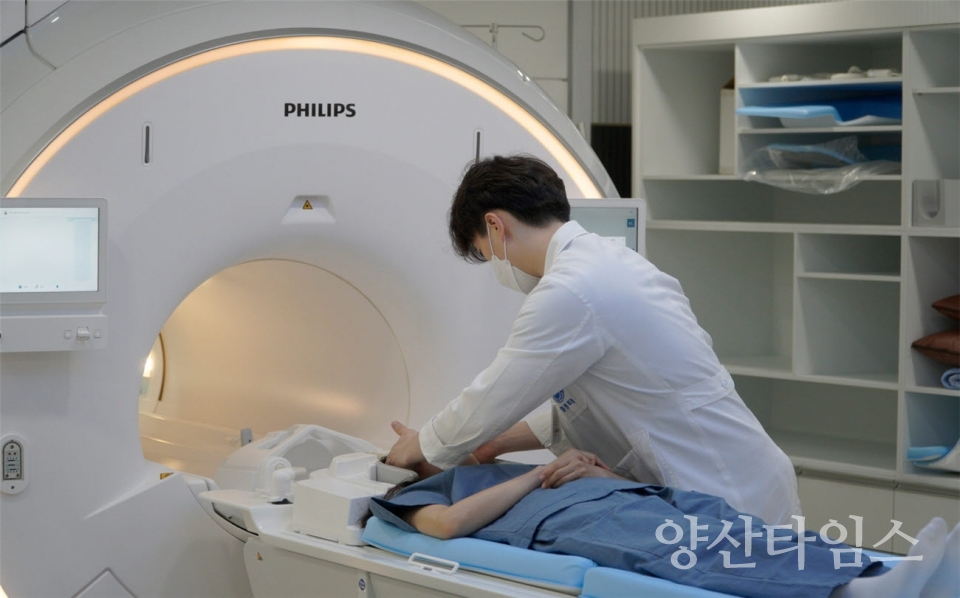 "1-2.동남권원자력의학원에서 지역 주민이 검사를 진행하고 있다" "1-1.기장군청사(저용량)" ⓒ양산타임스