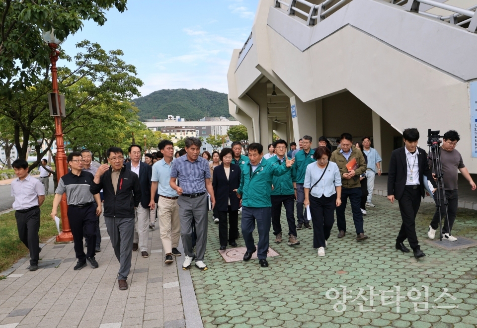 행정지원단 합동 현장점검을 하고 있는 나동연 양산시장ⓒ양산타임스