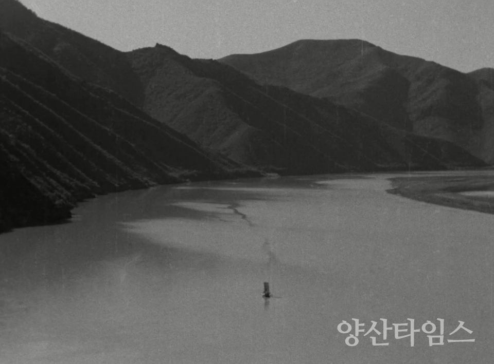 "시립박물관 특별기획전_원동초등학교 졸업앨범" "시립박물관 특별기획전 포스터" "시립박물관 특별기획전_양산 가야진사 출토 분청사기 제기" "시립박물관 특별기획전_양산 다방동 유적 출토 패각과 동물뼈" "시립박물관 특별기획전_영화 낙동강(1952)" ⓒ양산타임스