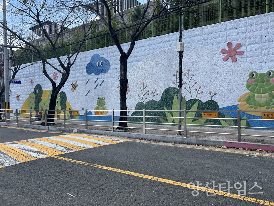 새단장한 오봉초 옹벽부 벽화ⓒ양산타임스