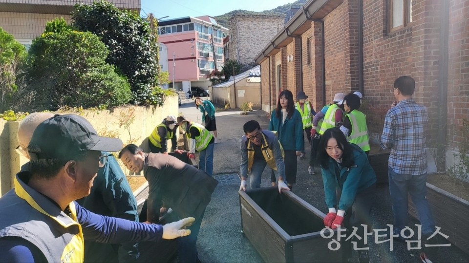 중앙동 주민자치회 화단 나무심기 행사ⓒ양산타임스