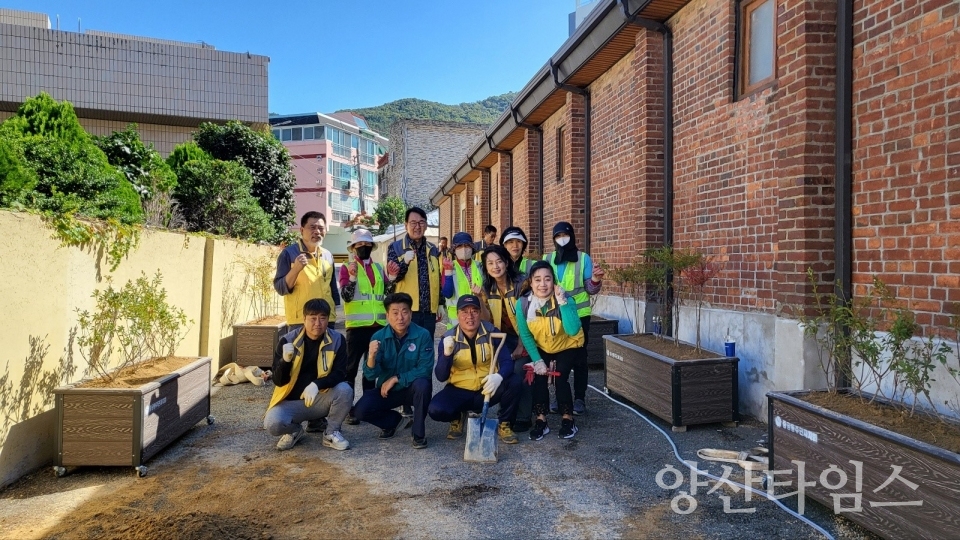 중앙동 주민자치회 화단 나무심기 행사ⓒ양산타임스