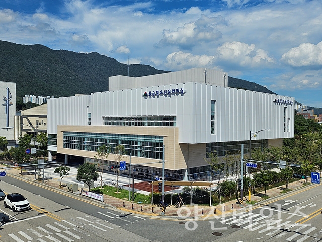 물금청소년문화의집 전경 및 한가람문화재단 임직원ⓒ양산타임스