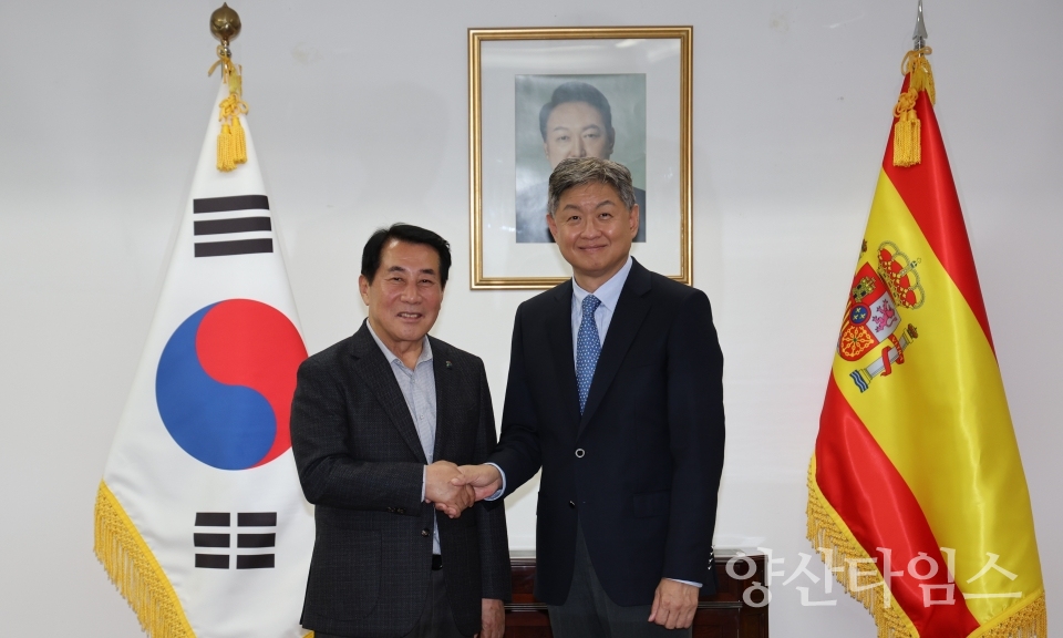 주스페인 대한민국대사관 방문(오른쪽 임수석 대사)ⓒ양산타임스