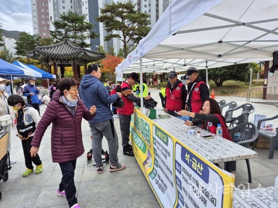 동면 주민자치회 주관으로 진행된 알뜰나눔마당 행사ⓒ양산타임스