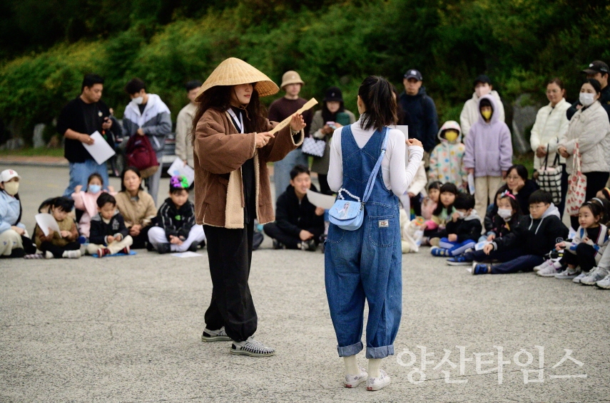 가족 단위 관람객들이 참여해 도깨비 설화를 바탕으로 한 다양한 전래놀이와 산림문화 체험활동을 진행하고 있다ⓒ양산타임스