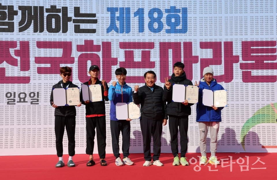 남자 하프 코스 입상자 송영준, 김덕하, 감대현, 최인호, 한현준 시상식ⓒ양산타임스
