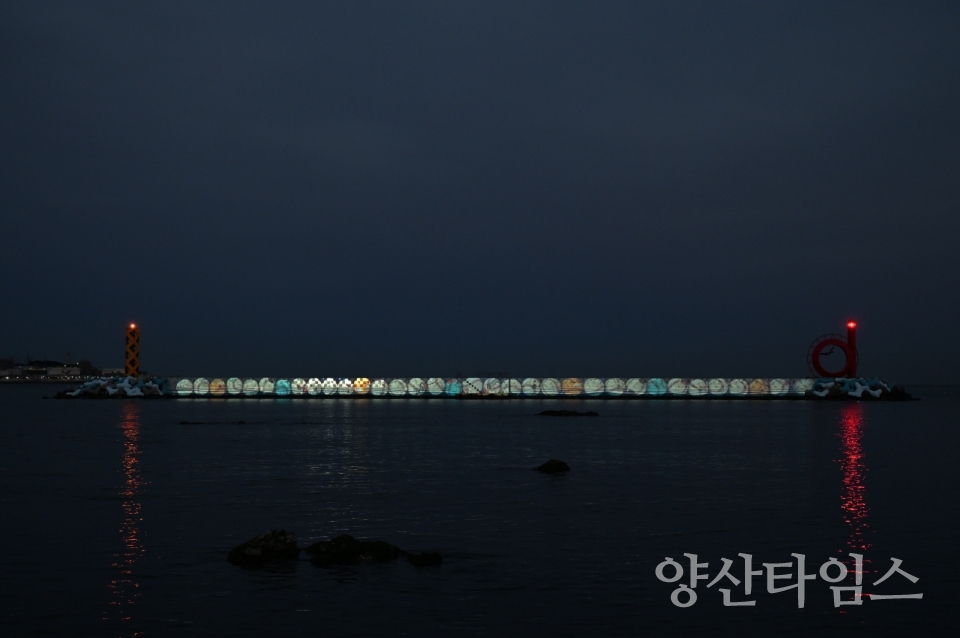칠암항 방파제 일원에서 12월 6일부터 매주 금요일~일요일 미디어파사드를 시범운영한다ⓒ양산타임스