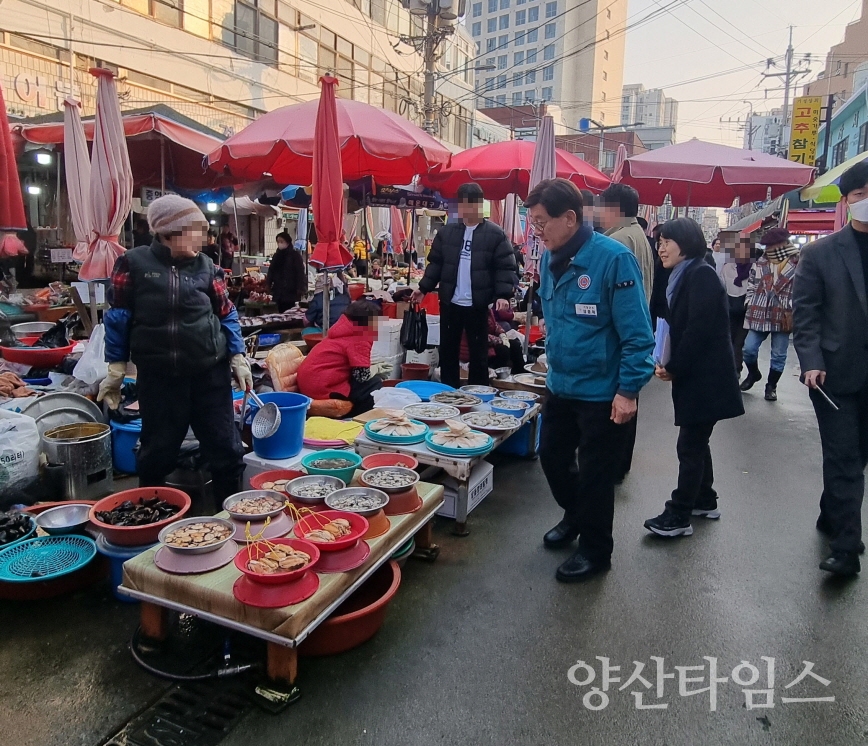 정종복 기장군수가 기장시장을 방문해 시장상인과 소통하고 있다ⓒ양산타임스